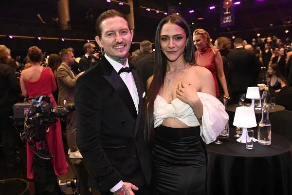 Zadaná Eva Burešová přistižena na noční procházce se slavným cyklistou Saganem: Vedli se za ručičky
