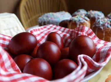 Jak malovat vajíčka v cibulových slupkách? Malování vajec na Velikonoce rovnoměrně a krásně doma krok za krokem, barvení se vzory