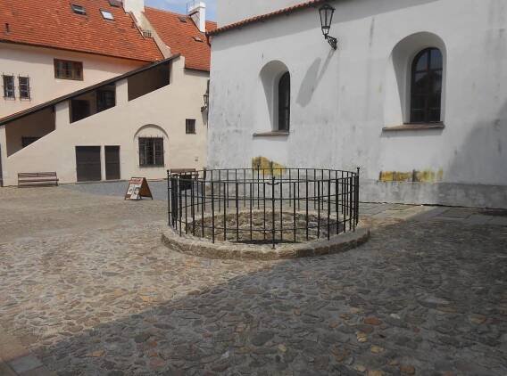 Fotografie - Strakonice-hrad-II. nádvoří-studna - 24.07.2015