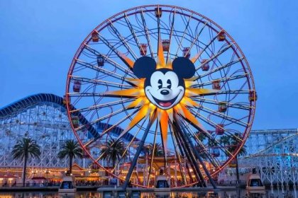 Mickey&#39;s Fun Wheel After Dark
