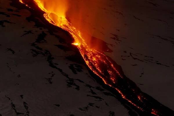 Fotky první letošní erupce: Žhavá láva teče po zasněženém svahu Etny