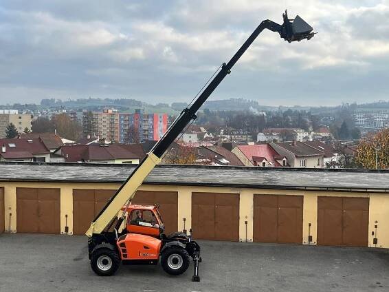 Pelhřimovští hasiči mají teleskopický manipulátor, rozebere i hořící stohy