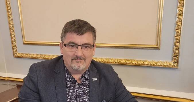 Poslanec ANO odpaloval petardy kousek od stájí, Babiš zuří. Lang se nakonec omluvil
