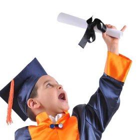 Základní chlapec na sobě promoce čepici a šaty ukazuje jeho diplom