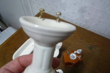 Luxusní koupelna pro panenky porcelánový záchod vana zrcadlo skříň - Starožitnosti a umění