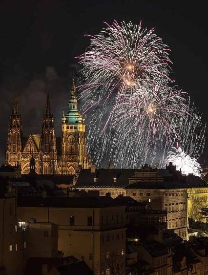 Nebe nad centrem Prahy rozzářil večer 1. ledna Novoroční ohňostroj.