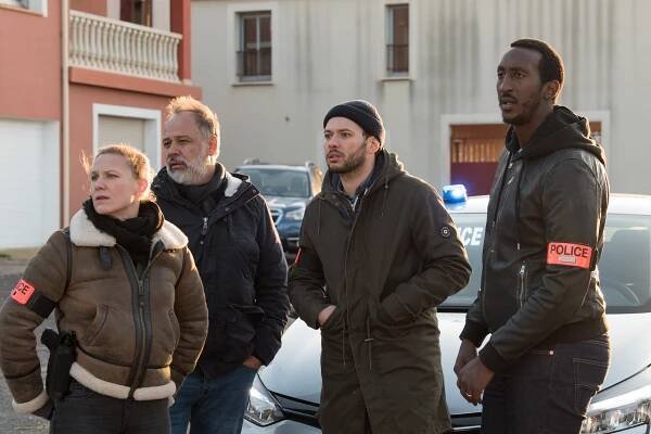 Yeelem Jappain, Olivier Cabassut, Ali Marhyar, Christophe Ntakabanyura - Policajtka Barbie - Comme on fait son lit on se couche - Z filmu