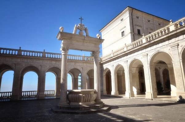 montecassino abbey, náboženská a historická destinace v cassinu. itálie - cassino - stock snímky, obrázky a fotky