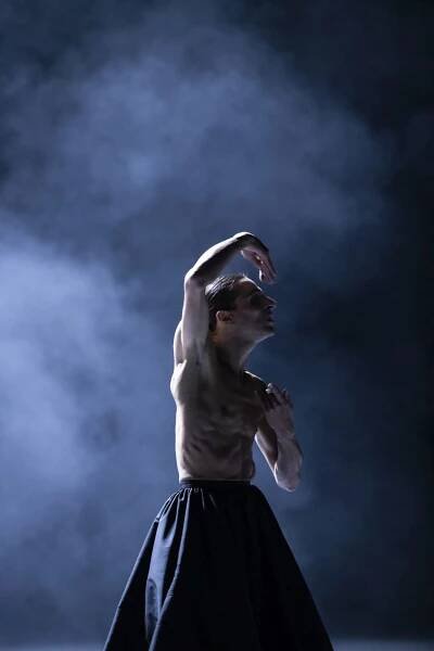 1. M.Chelucci (The Art of Writing), “A Wilde Story” by M.Goecke, State Ballet Hanover 2022 © B.Stöß