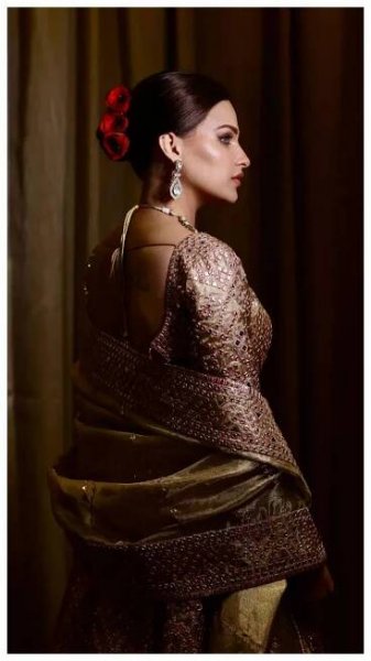 Himanshi Khurana gives Diwali inspiration in her golden ethnic gown
