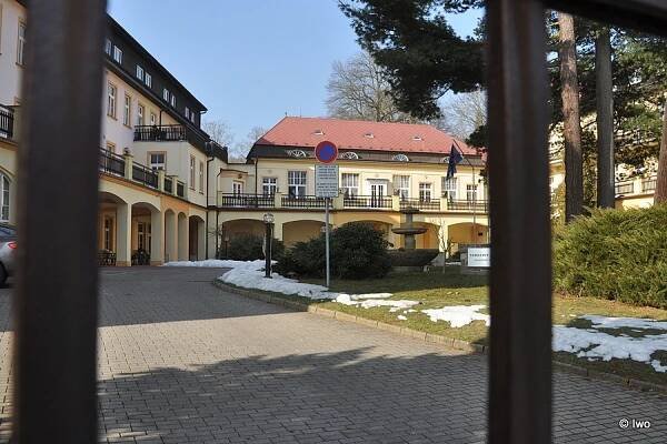 Kašna na nádvoří Tereziných lázní v Dubí – cokolivokoli.cz