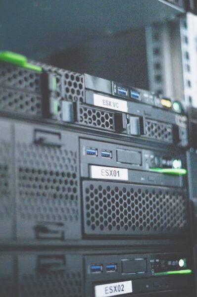 Server-Hardware im Rack mit Beschriftung ESX VC, ESX01 und ESX02.