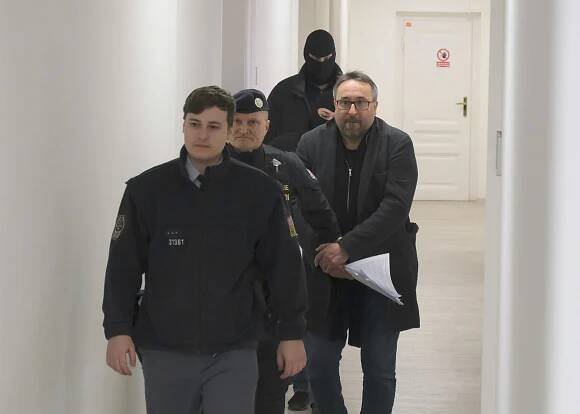 Pátý obviněný v kauze Motol jde do vazby. Dalších 12 osob je na svobodě