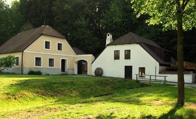 Buškův Hamr, Trhové Sviny cca 35 km