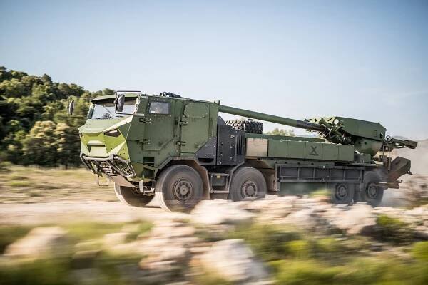Houfnice CAESAR 8×8 pro britskou armádu?