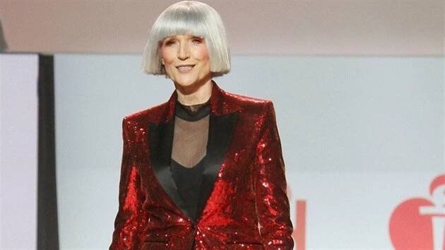 Maye Musk se stále věnuje módním přehlídkám a focení