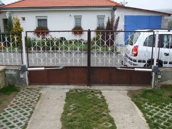 Pohon křídlových bran pro starší vrata Plzeň