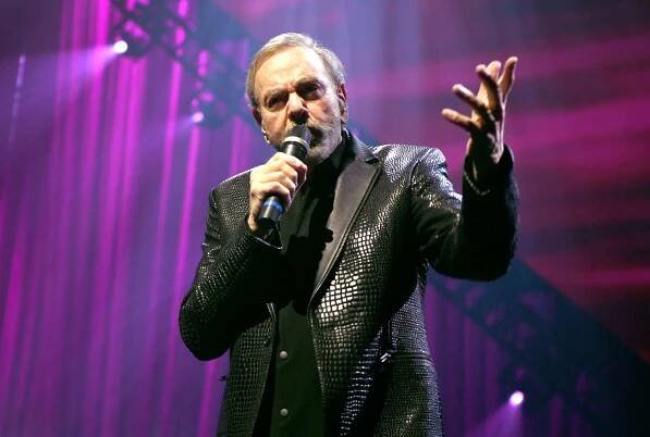 Neil Diamond Performs at Benefit Two Years After Retiring Due to Parkinson's Diagnosis