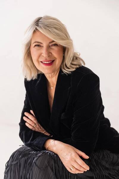 Šik v každém věku: Helena Harabinová nosí moderní outfity i po šedesátce