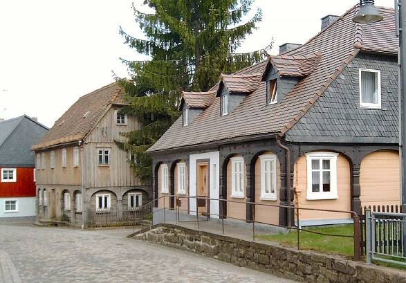 Soubor:Schirgiswalde Umgebindehäuser.JPG – Wikipedie