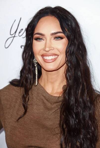 Megan Fox oblékla na předávání cen sexy minišaty a její snoubenec se obalil kytičkami