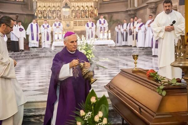 Pohřeb otec Jan Kabeláč 2015 | Farnost Brno - Židenice u kostela sv. Cyrila a Metoděje
