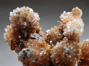 Creedit - žlutohnědé kopulovité krystaly, Čína - Minerály a zkameněliny