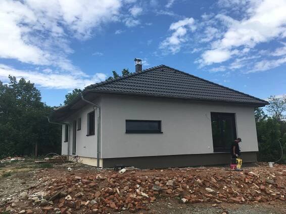Světlá fasáda, ale ne bílá - inspirace - Fasáda a venkovní omítka | Modrastrecha.cz