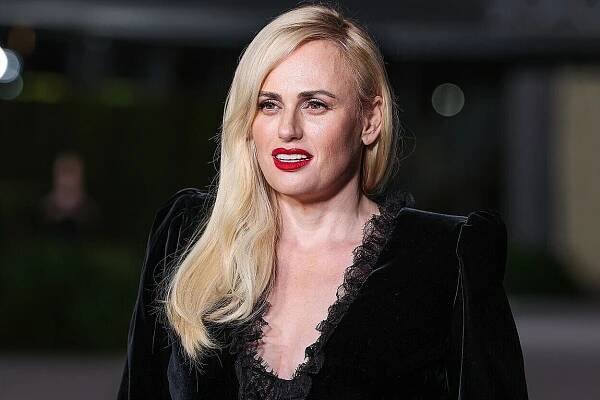 Rebel Wilsonová opět šokovala. Po oznámení vztahu se ženou ukázala dítě