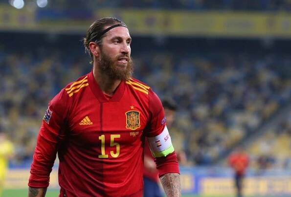 Sergio Ramos se v Paris Saint-Germain trápí. Vysvobodí ho konec kariéry nebo nečekaný přestup?