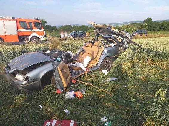 U Strážnice bouralo osobní auto, zraněného vyprošťovali hasiči