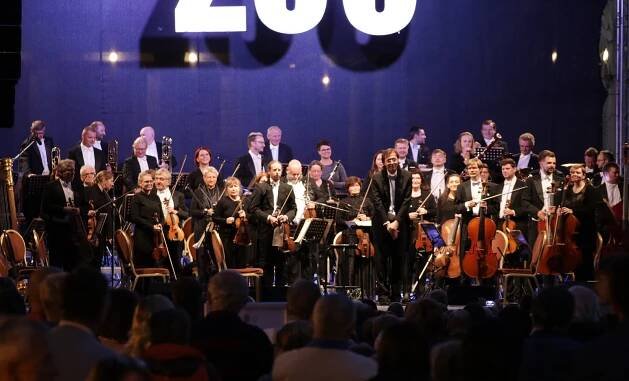 Západočeský symfonický orchestr oslavil narozeniny galakoncertem na kolonádě