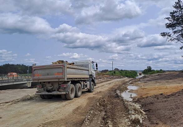 Kvůli výstavbě dálnice D7 u Slaného nastaly v pondělí velké uzavírky