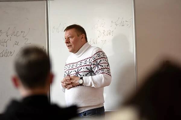 KOMENTÁŘ: Dokud se děti ve škole neučí Molotovovy koktejly, je to v pohodě