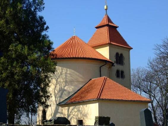 Pryč s jarní únavou. Co takhle výlet na hradiště s nejstarší zachovalou budovou v Česku?