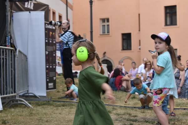 Hradec žije až do prázdnin divadelním festivalem. Najdete se na fotkách?