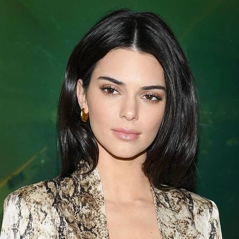 How Kendall Jenner’s Makeup Artist Refreshes Her Foundation With Moisturizer