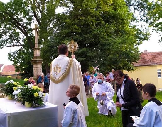 Průvod Božího Těla ve Bzenci – farnost-bzenec.cz