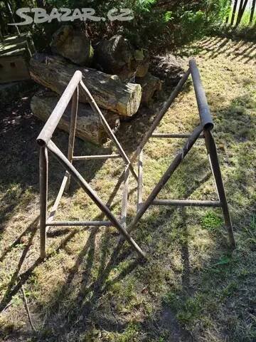 Prodám kovové podpěry (kozy) výška 82cm.