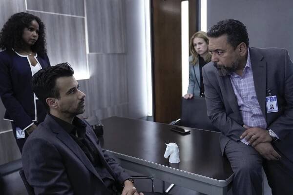 Khalilah Joi, Phillip Rhys Chaudhary, Britt Robertson, Felix Solis - The Rookie: Feds - For Love and Money - Z filmu