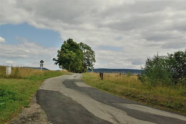 Půvabná ves Rampuše v podhůří Orlických hor má blízko k přírodě. Hlídá ji socha Rampepurdy | Střední Čechy