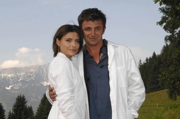 Eine berühmte Frau, die an der Seite von Hans Sigl beim Bergdoktor mitspielte, war Sophia Thomalla. Die Tochter von Simone Thomalla spielte von 2010-2013 Nicole Schneider – die Sprechstundenhilfe von Martin Gruber.