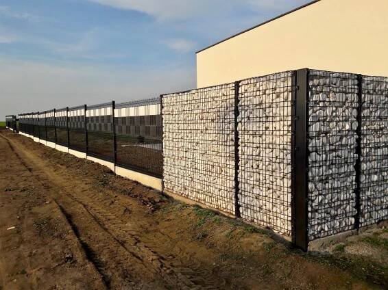 Antracitové oplocení z 3D panelů a podhrabových desek u Olomouce | Stavíme ploty