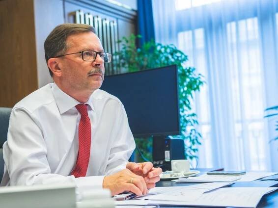 Sazby zůstanou vysoko delší dobu. Trh práce se přehřívá, říká Jan Frait z bankovní rady ČNB