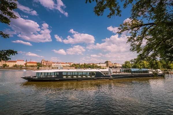 Oběd na prosklené lodi | Prague-Boats.cz