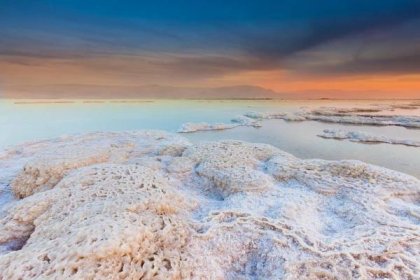 Záhada Mrtvého moře. Vědci zjistili, proč v tamních vodách "sněží" sůl