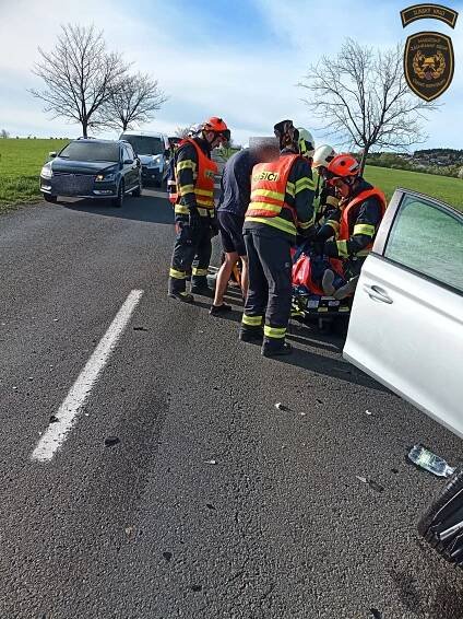 Při srážce dodávky a osobního auta u Hrobic se zranili čtyři lidé, včetně dítěte