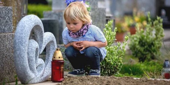 Jak říct dětem o úmrtí v rodině? Rozhovor s terapeutkou