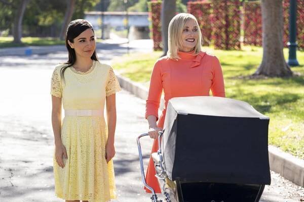 Do temnoty - Kulturní šok - Z filmu - Martha Higareda, Barbara Crampton