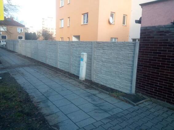 Betonové skládané ploty – Stavba plotů – KM Exteriéry